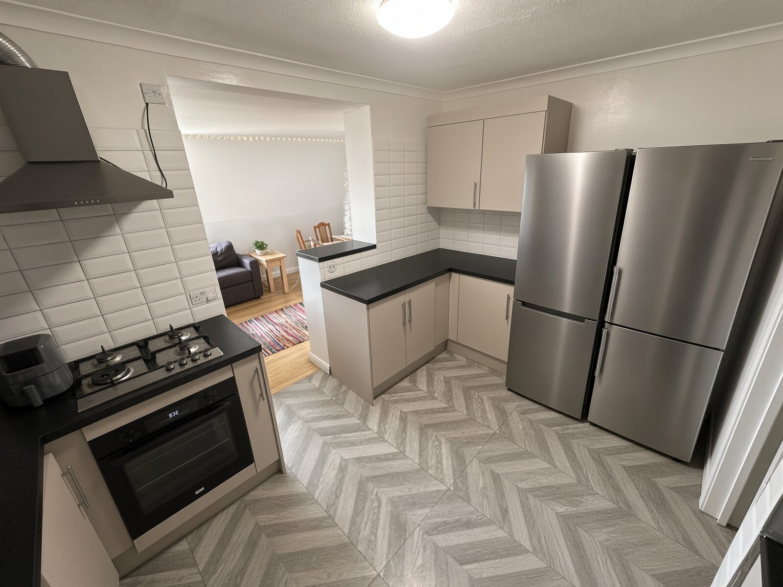 Kitchen with oven, extractor hood and American fridge freezer