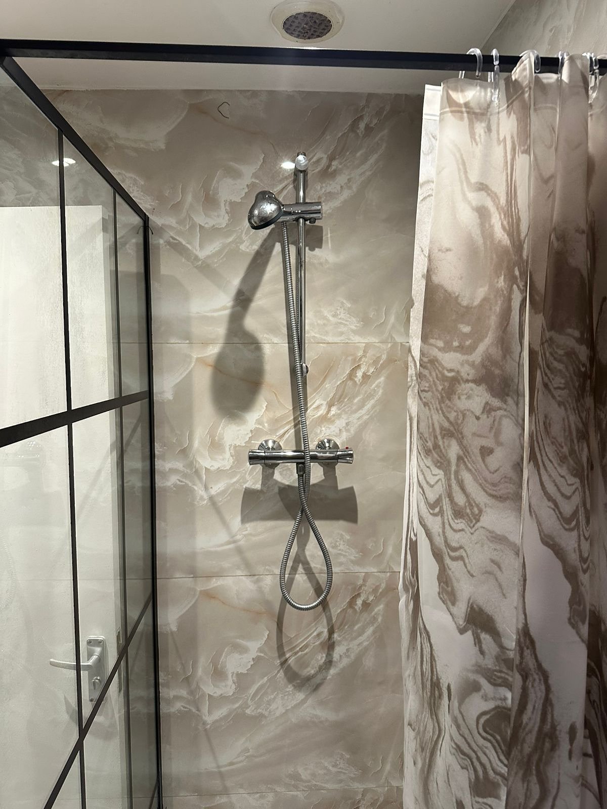 27 Loxton Drive Bath - shower