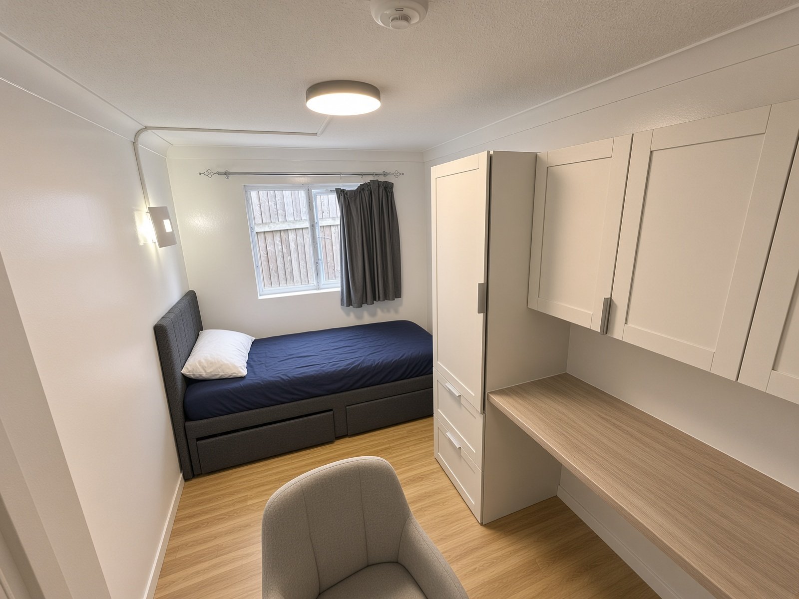 Bedroom with single bed, wardrobe and built-in desk