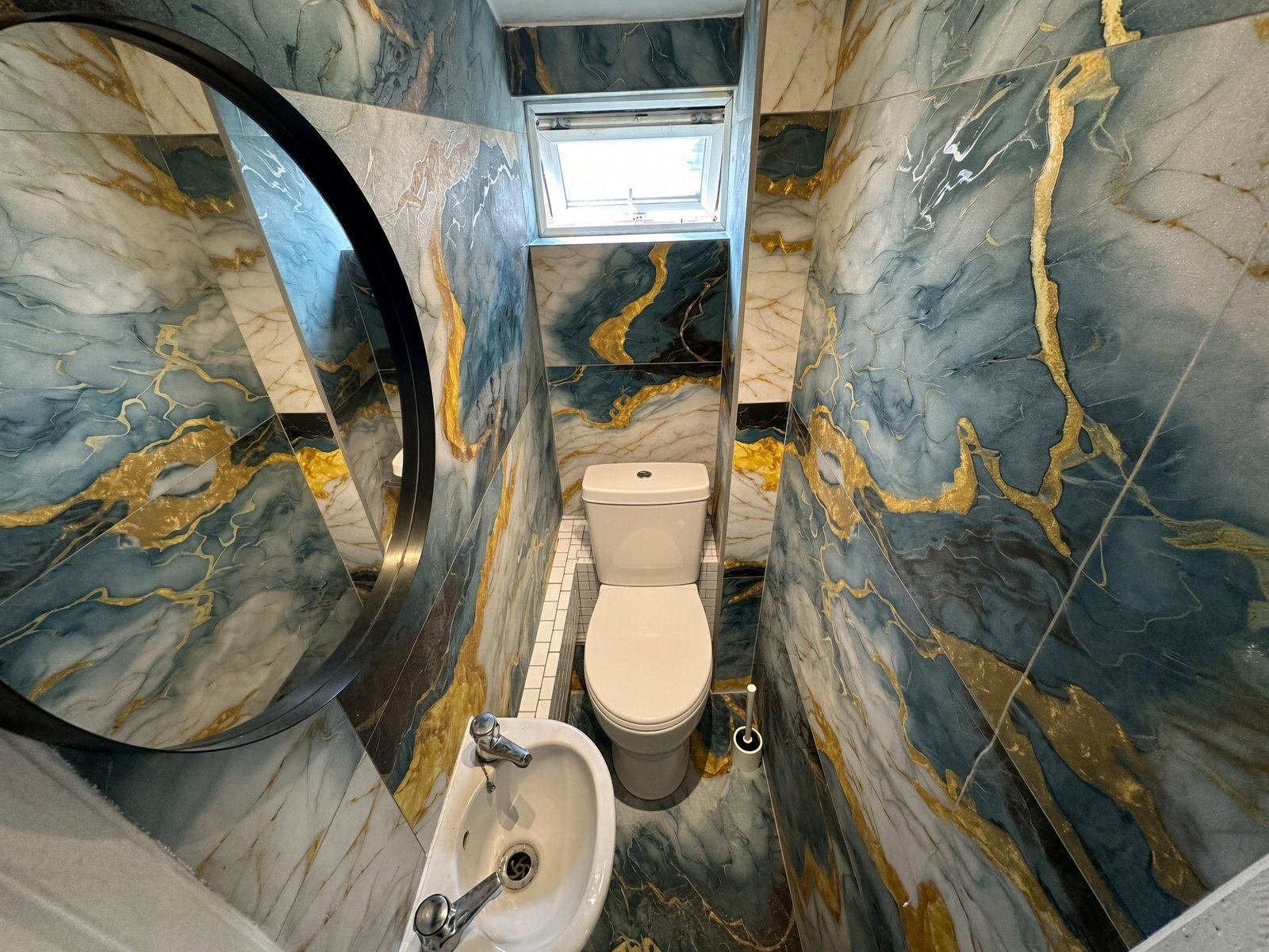 WC with green and gold marble-effect walls